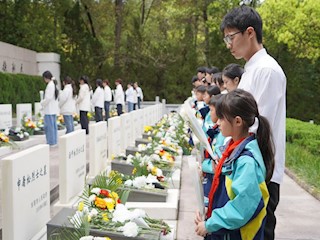 “信”火相传｜鲜花献英烈，哀思祭忠魂
